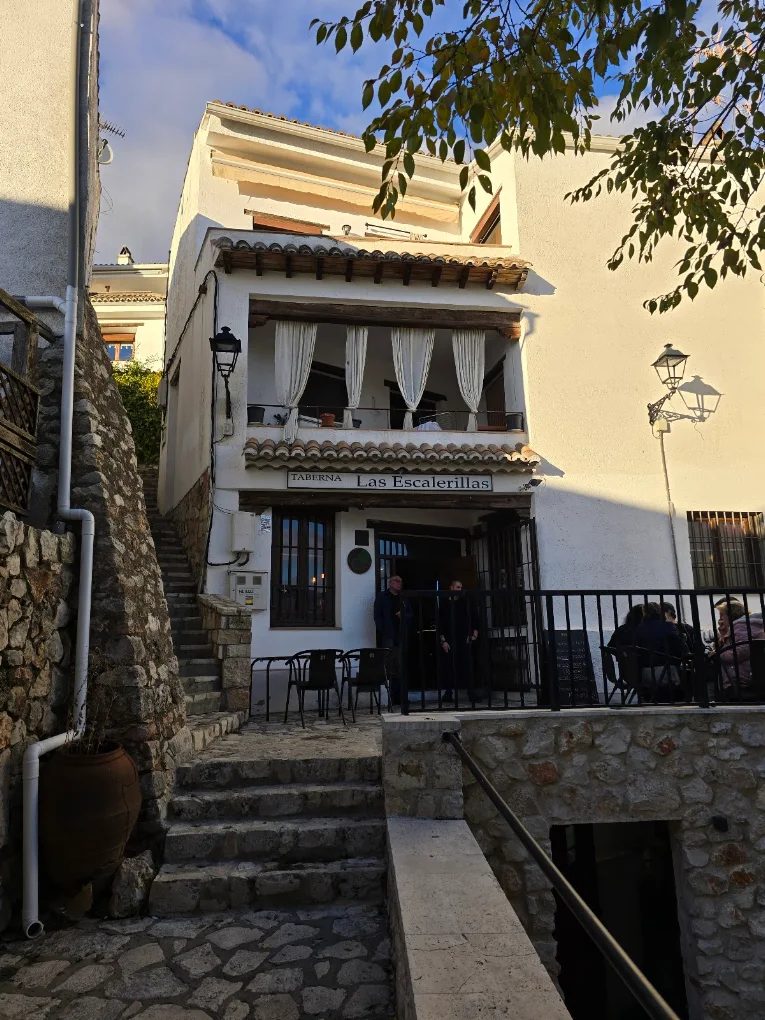 La fachada de Las Escalerillas desde las escaleras de la plaza